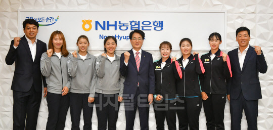 손병환 농협은행장(왼쪽부터 다섯 번째)과 농협은행 스포츠단 선수들이 4월20일 코로나19 극복을 위한 응원메시지를 제작한 뒤 기념사진을 촬영하고 있다.